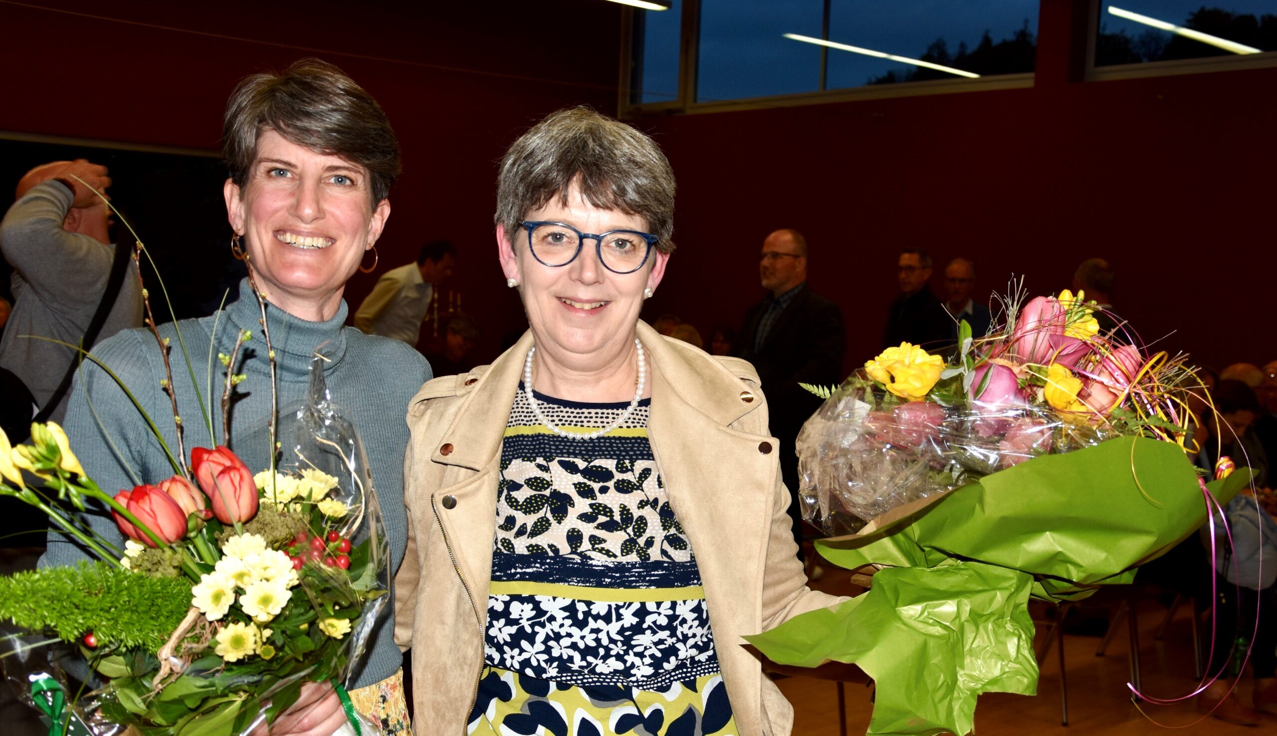 Die neu gewählte Präsidentin des Vereins Pfarrblatt im Bistum St.Gallen, Pascale Baer-Baldauf, und die zurückgetretene Barbara Hächler (v.l.n.r.)