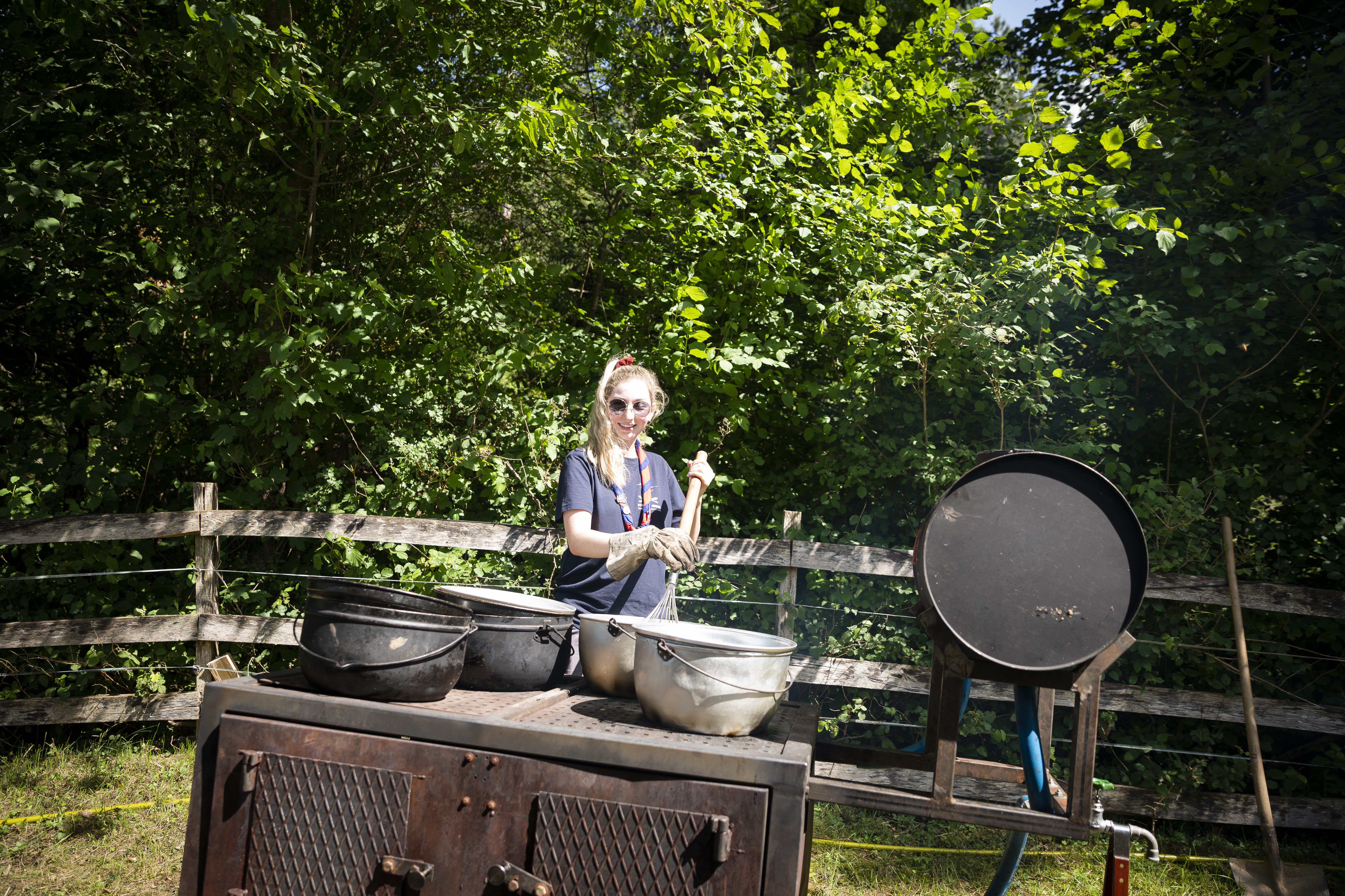 In Pfadilagern wie an Pfingsten in Schaan, ist die Sarganserin Celina Künzli am liebsten als Köchin im Einsatz. Nebst Obst, Gemüse und Eierspeisen bereitet sie auch mal Pulled Pork Burger oder Capuns zu.