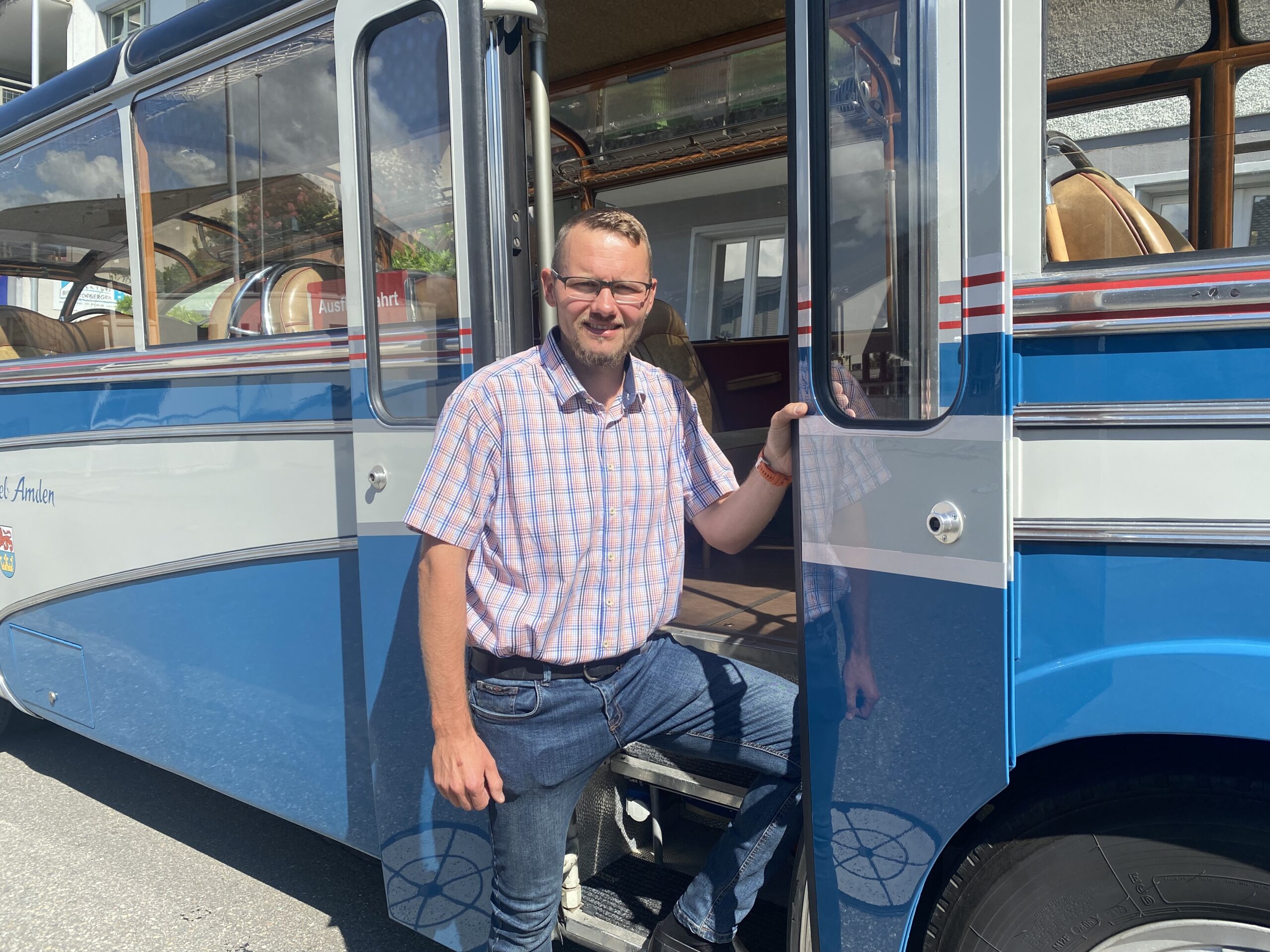 Stefan Hollenstein vor einem Saurer-Bus aus dem Jahr 1955.